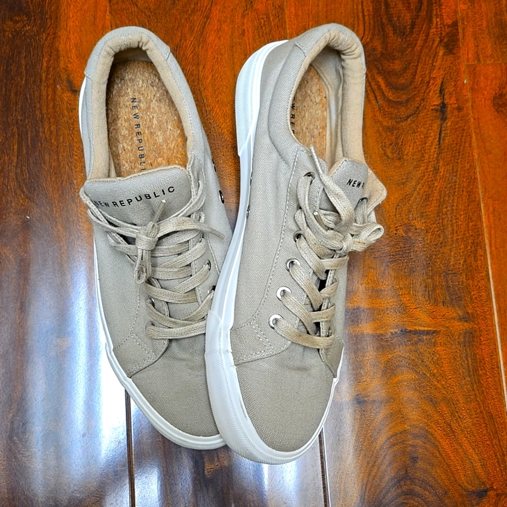 Men's tennis shoes, New Republic, size 11 , Truffle color.